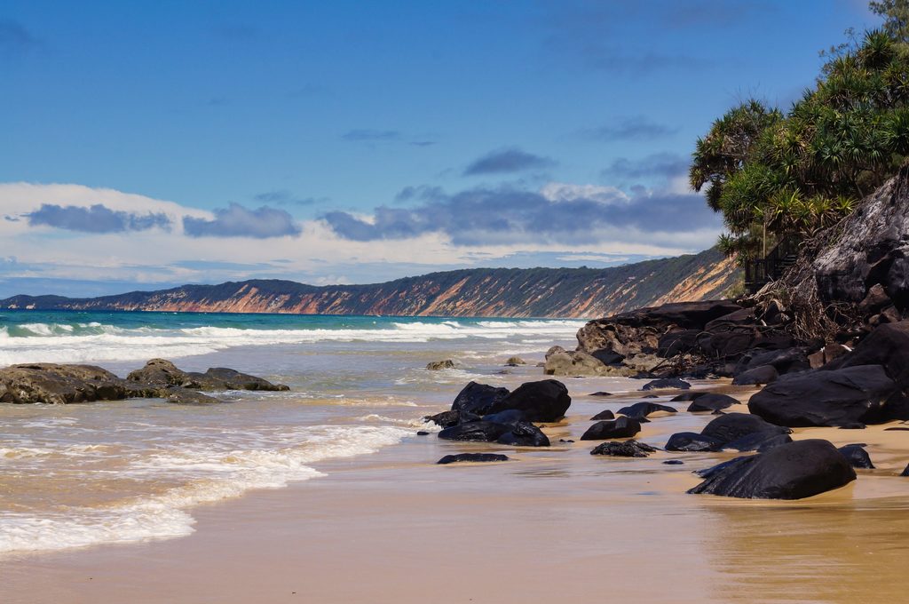 Rainbow Beach: Bunte Dünen in der Ferne