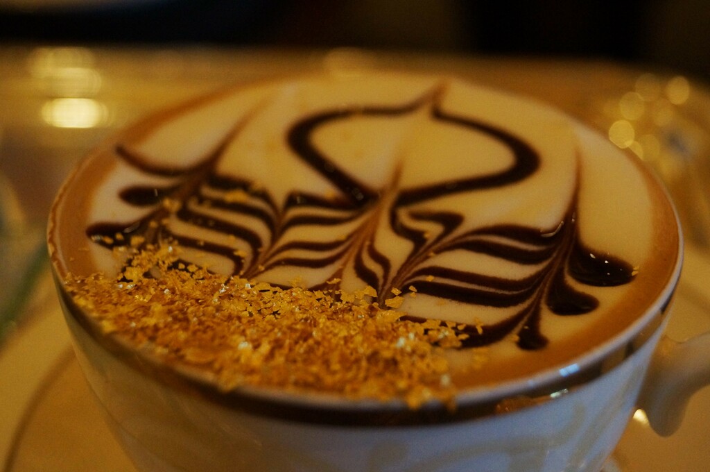 Abu Dhabi: Palace Cappuccino mit Goldstaub im Emirates Palace Hotel