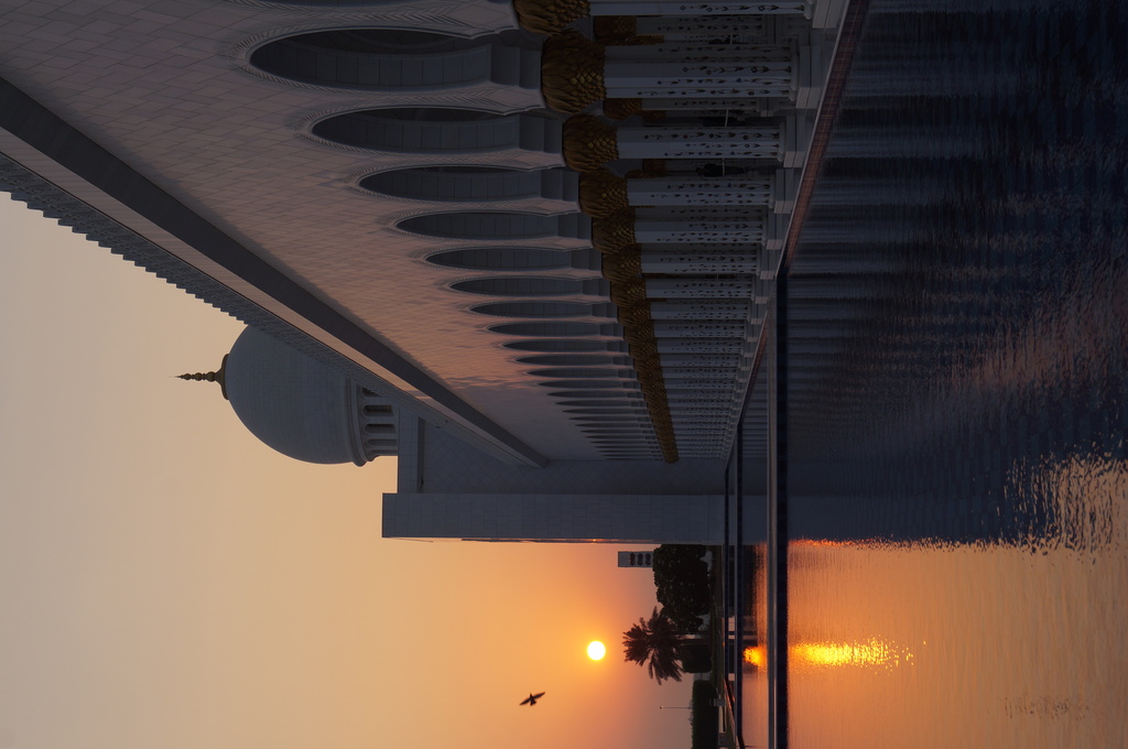 Abu Dhabi: Außenfassade der Sheikh Zayed Moschee bei Sonnenuntergang