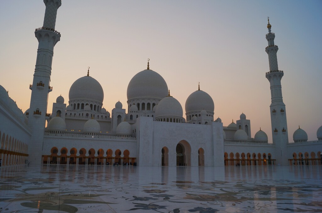 Abu Dhabi: Innenhof der Sheikh Zayed Moschee während der Dämmerung